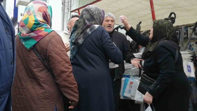 Çocukları Ağlayınca Meydan Dayağı Yemekten Kurtuldu