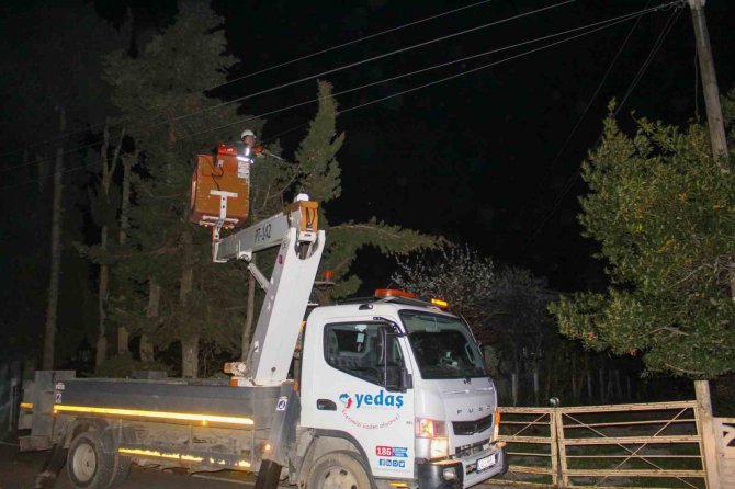 Sinop’ta Fırtına Elektrik Telini Kopardı