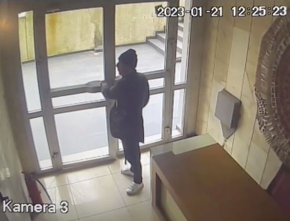 Şişli’de İlginç Hırsızlık Kamerada: Yaşlı Hırsız Mali Defteri Çalıp Çikolata Yedi
