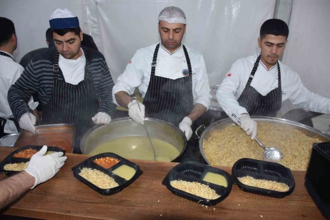 Siirt Belediyesinin İftar Çadırına Yoğun İlgi