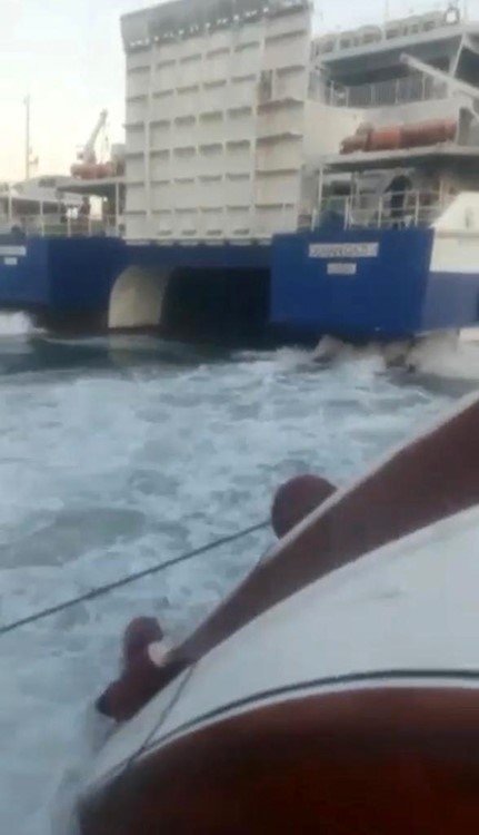 Yenikapı’da Feribotun Oluşturduğu Dalga Balıkçı Teknesini Batırdı: O Anlar Kameraya Yansıdı