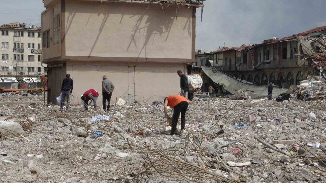 Depremde Enkaza Dönenen Tarihi Çarşının Esnafı ‘Geçmiş Günlerini’ Arıyor