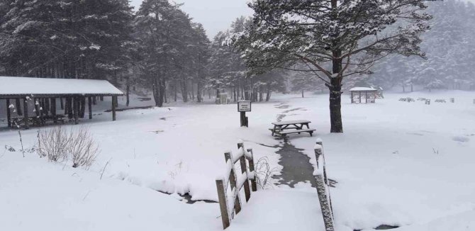 Abant’ta Kar Kalınlığı 15 Santimi Geçti