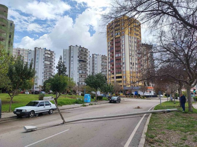 Aşırı Rüzgar Aydınlatma Direğini Devirdi