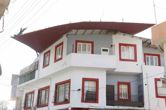 Adana’da Fırtına Çatıları Uçurdu, Ağaçları Devirdi, Elektrik Tellerini Kopardı