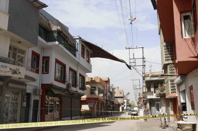 Adana’da Fırtına Çatıları Uçurdu, Ağaçları Devirdi, Elektrik Tellerini Kopardı