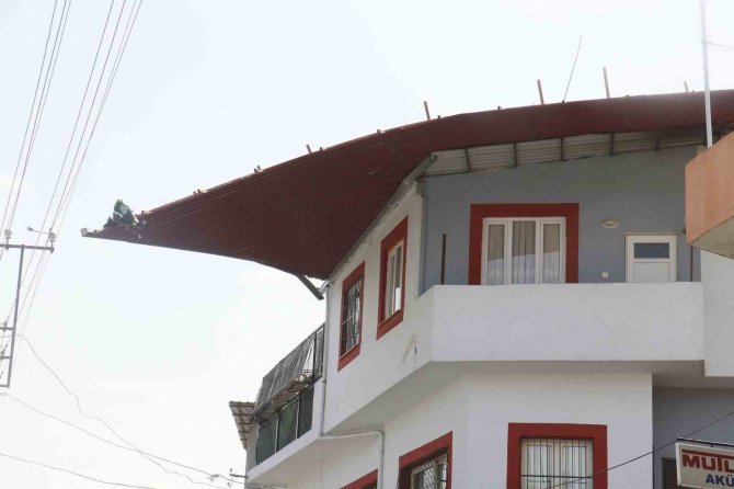 Adana’da Fırtına Çatıları Uçurdu, Ağaçları Devirdi, Elektrik Tellerini Kopardı