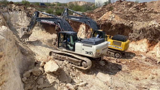 25 Bin Kalıcı Konutun Yapılacağı Karadağ’da İş Makineleri Çalışmaya Başladı