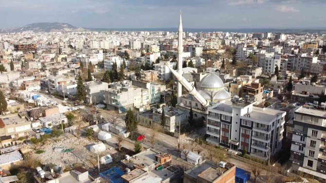 Minare Evin Üzerine Devrildi