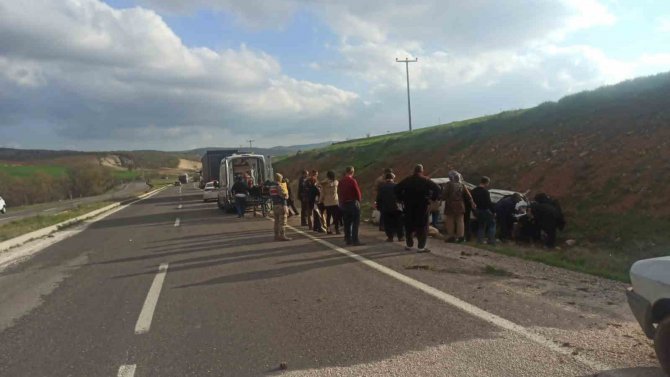 Otomobil Şarampole Devrildi: 6 Yaralı