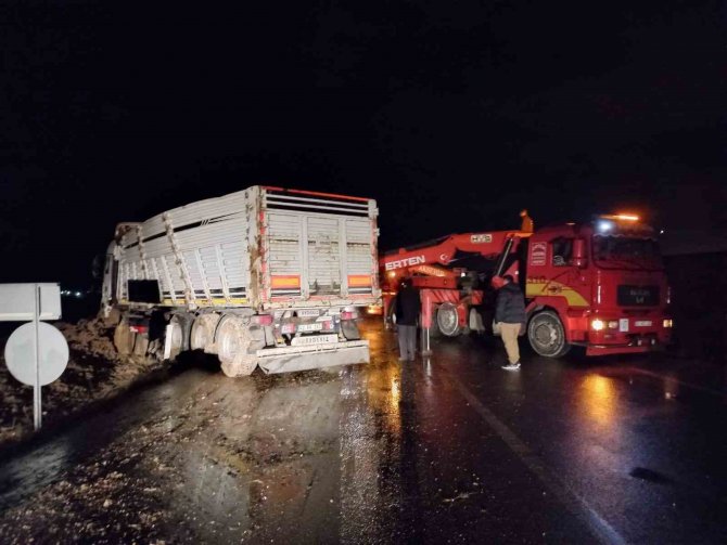 Yem Yüklü Tırın Devrildiği Kazada, Sürücü Olayı Yara Almadan Atlattı