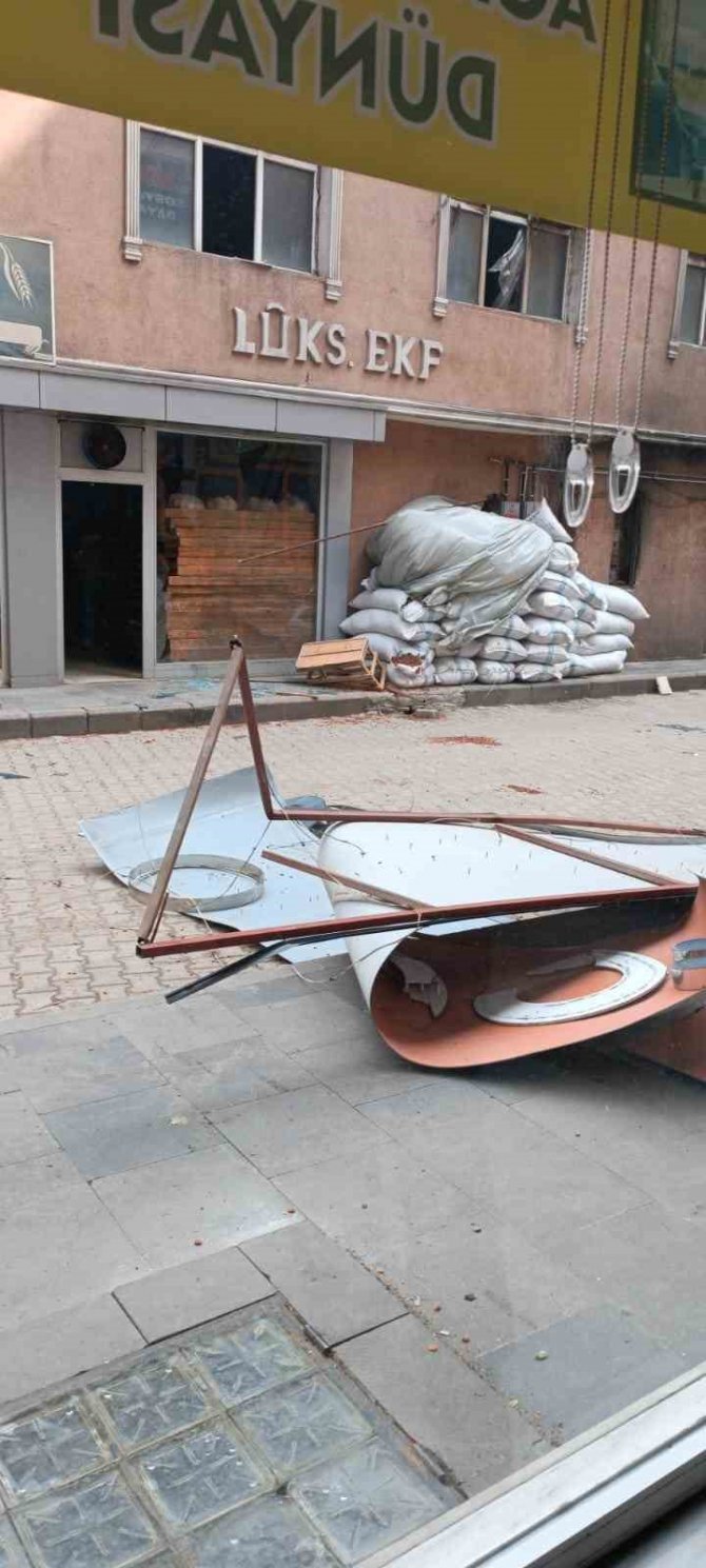 Ağrı’da Şiddetli Fırtına Çatı Ve Tabelaları Yerinden Söktü