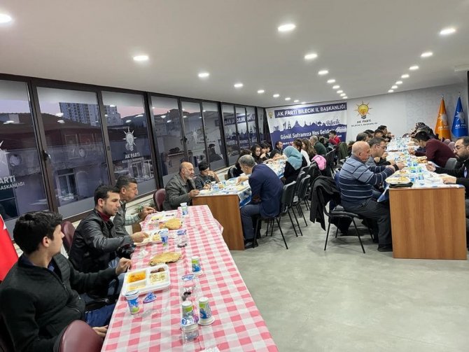 Ak Parti Depremzedeler İçin İftar Programı Düzenledi