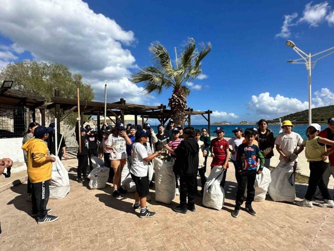 Datça’da Öğrencilerden Kıyı Temizliği
