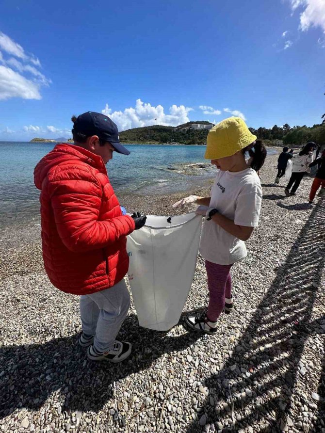 Datça’da Öğrencilerden Kıyı Temizliği