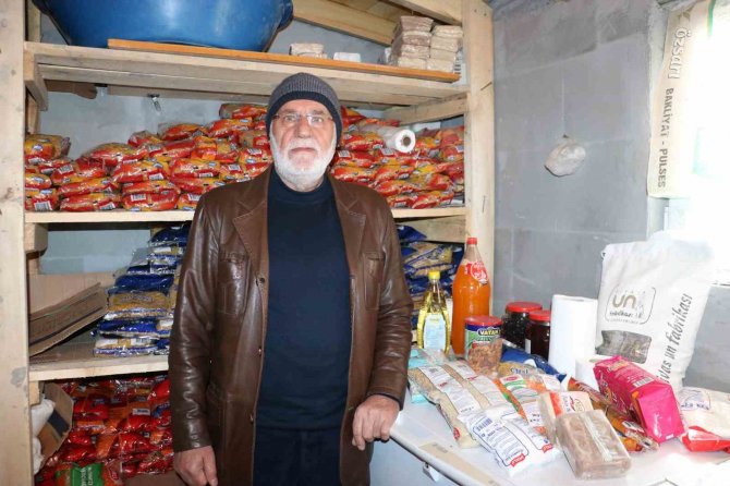 Paranın Geçerli Olmadığı Bakkalda, İhtiyacı Olan Poşetini Doldurup Gidiyor