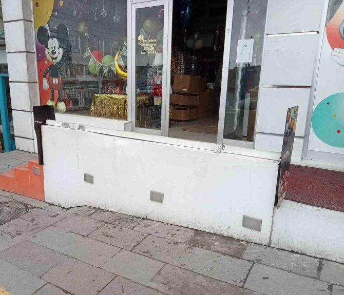 Fırtınan Uçurduğu Çatının Altında Kalmaktan Son Anda Kurtuldu