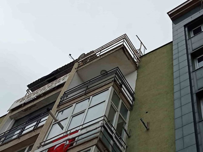 Fırtınan Uçurduğu Çatının Altında Kalmaktan Son Anda Kurtuldu