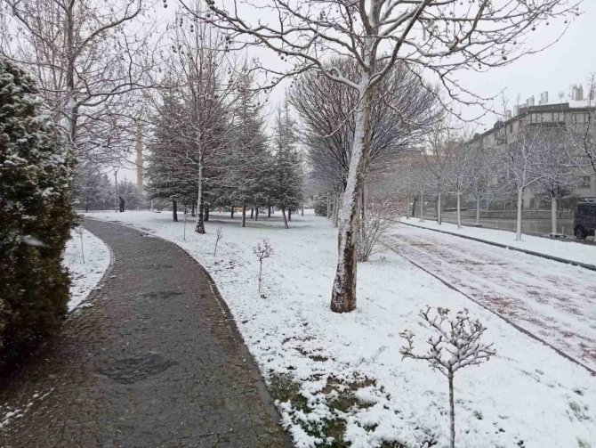 Kar Başkent’te Kartpostallık Manzaralar Oluşturdu