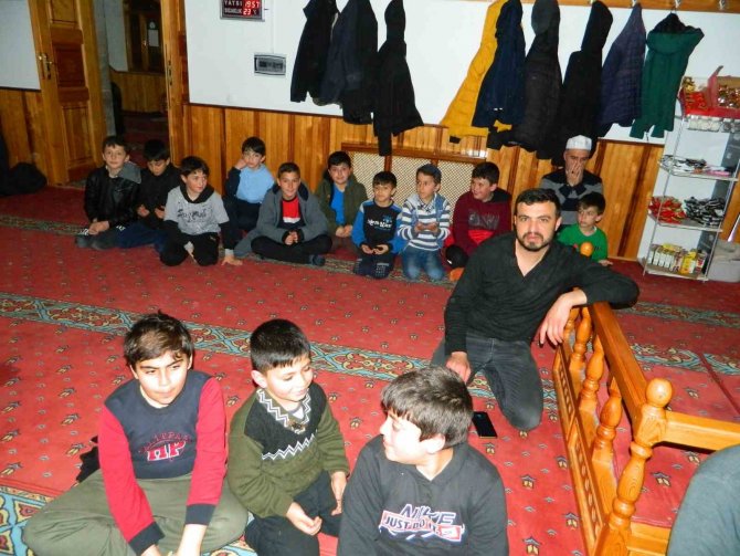 Posof’ta Camiler Çocuklarla Şenleniyor