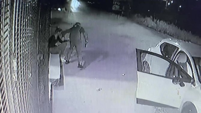 Pendik’te Genç Kadına Sokak Ortasında Silahlı Şiddet Kamerada