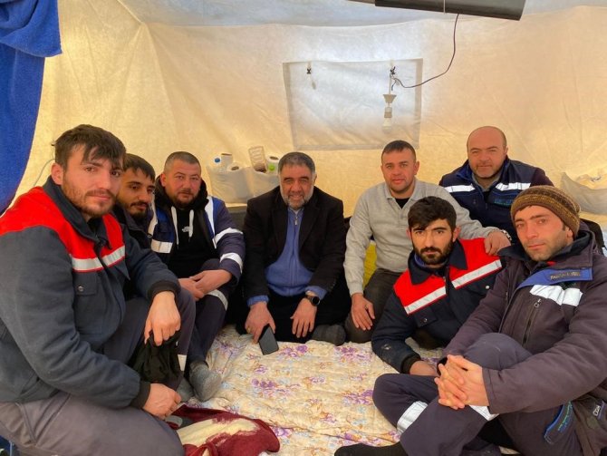 Depremzedelere Destek İçin Emekliliğini İstedi