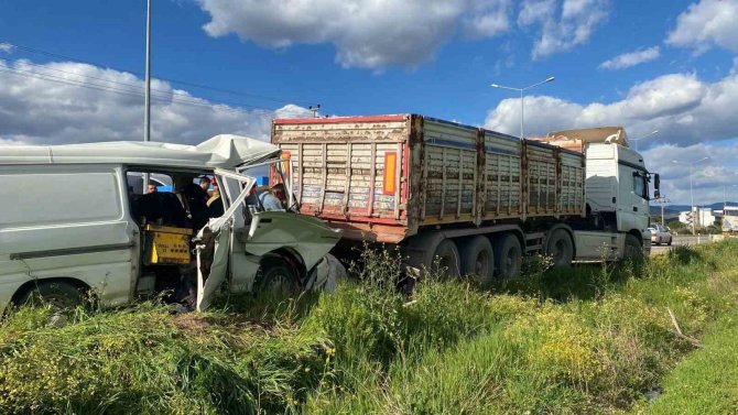 Minibüs Park Halindeki Çekiciye Çarptı: 2 Ölü, 4 Yaralı