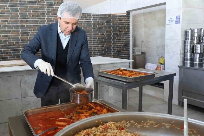 Bergama Belediyesi Aşevinden Her Gün 800 Kişiye Sıcak Yemek