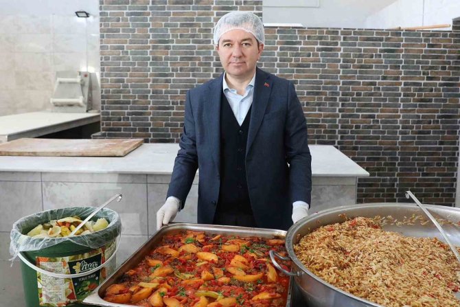 Bergama Belediyesi Aşevinden Her Gün 800 Kişiye Sıcak Yemek