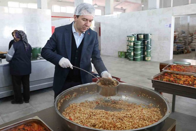 Bergama Belediyesi Aşevinden Her Gün 800 Kişiye Sıcak Yemek