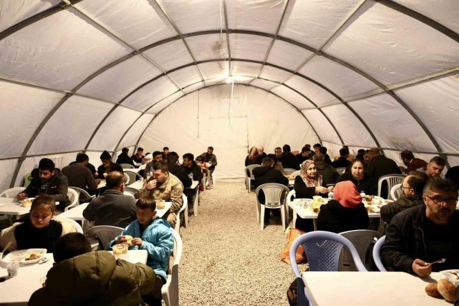 Vali Kızılkaya Orucunu İftar Çadırında Depremzede Vatandaşlarla Açtı