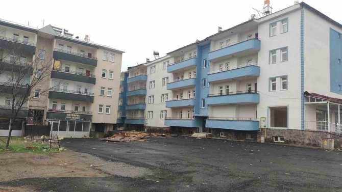 Bingöl’de Fırtına Çatıları Uçurdu