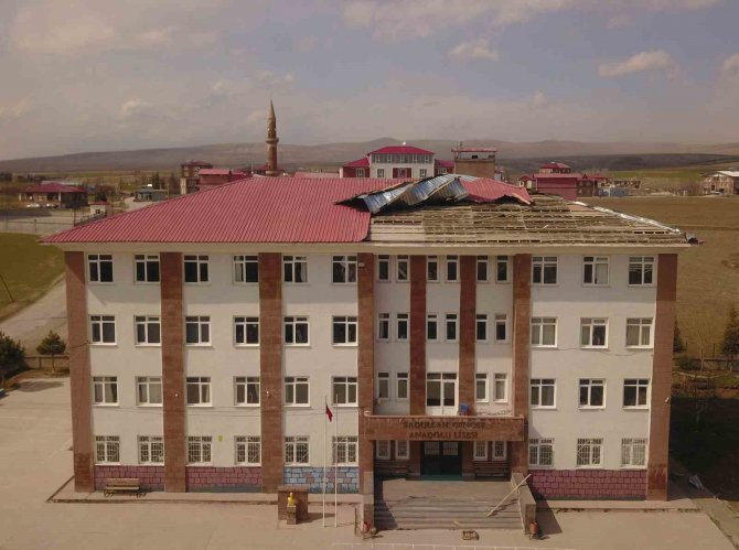 Ahlat’ta Fırtına Okul Çatılarını Uçurdu