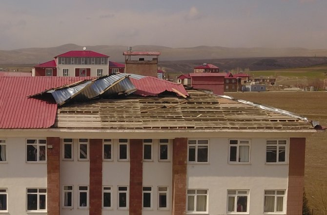 Ahlat’ta Fırtına Okul Çatılarını Uçurdu