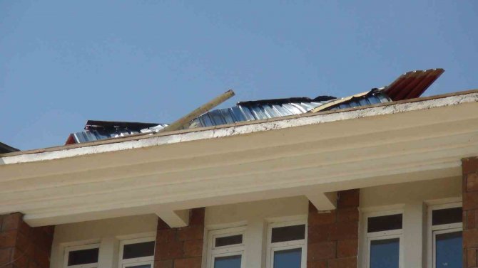 Ahlat’ta Fırtına Okul Çatılarını Uçurdu