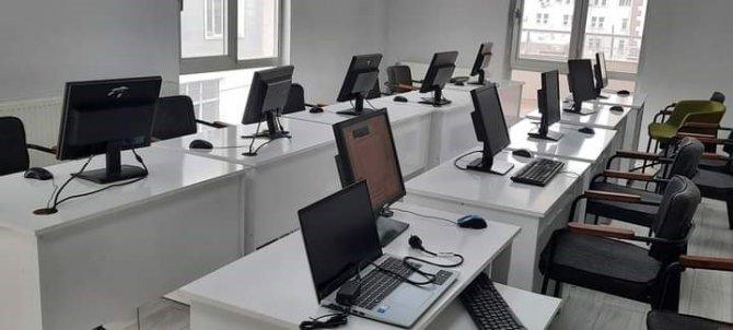 Bilgi Evinde Öğrencilere Sessiz Ve Konforlu Çalışma Ortamı Sunuluyor