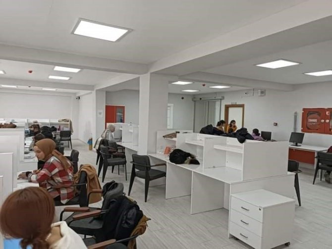 Bilgi Evinde Öğrencilere Sessiz Ve Konforlu Çalışma Ortamı Sunuluyor