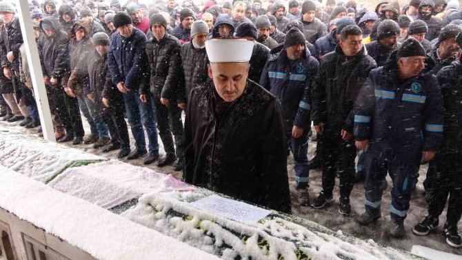 Yozgat’ta Eşi Tarafından Öldürülen Kadın Son Yolculuğuna Uğurlandı
