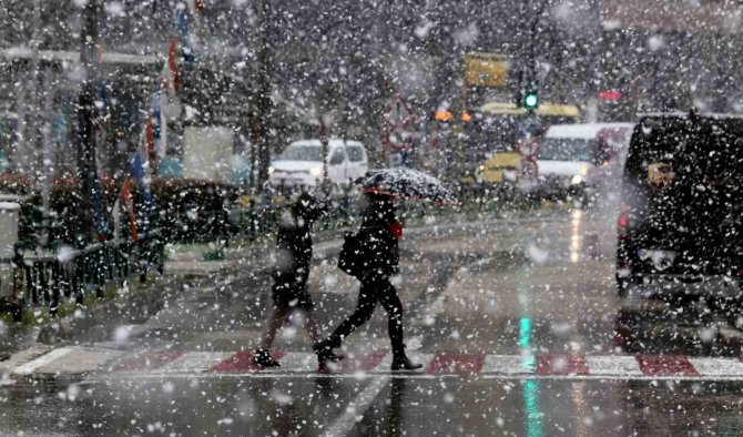 Bursa’da Şehir Merkezinde Kar Sevinci