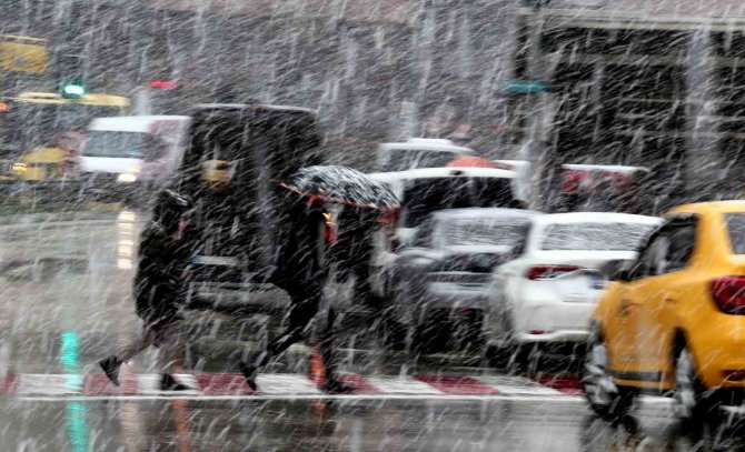 Bursa’da Şehir Merkezinde Kar Sevinci