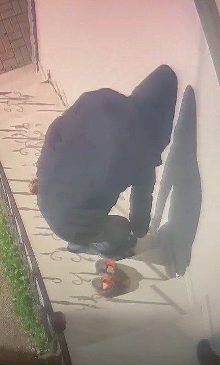 Bursa’da Pişkin Hırsız...daire Önündeki Ayakkabıları Çaldı, Yerine Kendi Ayakkabılarını Bıraktı