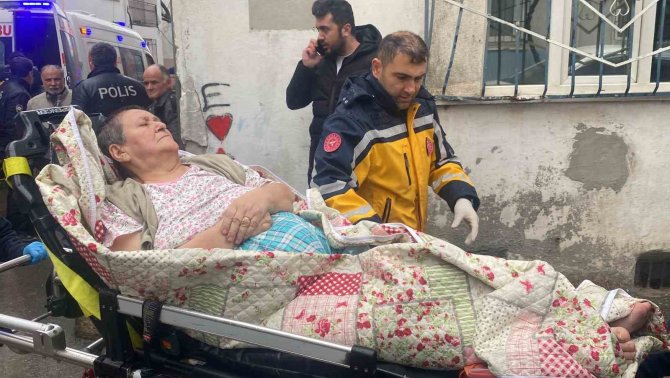 Bursa’da Korkutan Yangın: Yatalak Nine Ve Torunu Evden Son Anda Çıkartıldı