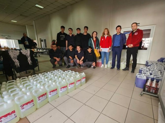 Lise Öğrencileri Depremzedeler İçin Yüzlerce Litre Hijyen Malzemesi Üretti