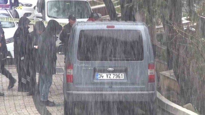Ümraniye’de Mezarlıktaki Araçta Bir Kişinin Cansız Bedeni Bulundu