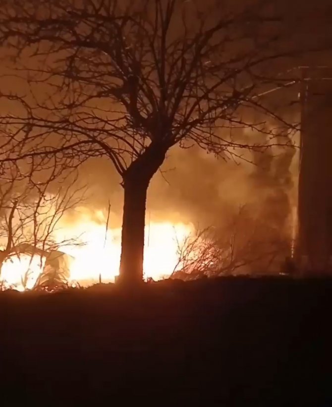 Çorum’da Alevler Geceyi Aydınlattı, Yangında 3 Ev Ve 1 Samanlık Küle Döndü