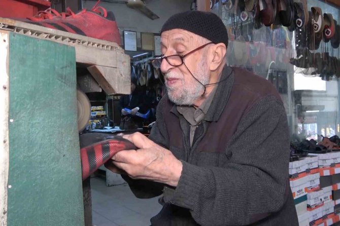 500 Yıllık Çarşıda Meslekler Yaşatılıyor: Depremzede Esnaf, Çalışarak Hayata Tutunuyor