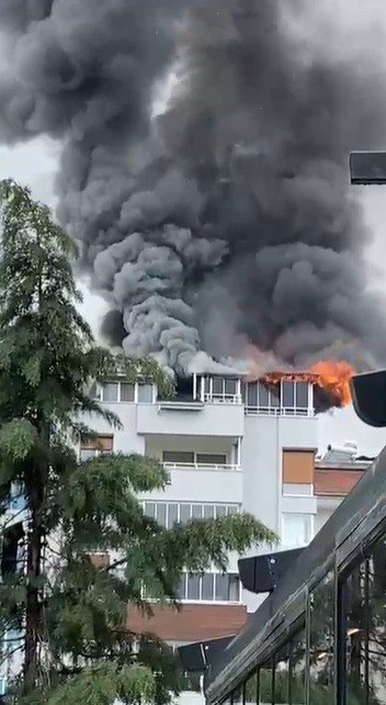 Site İçinde Bulunan Apartmanın Çatısı Alev Alev Yandı