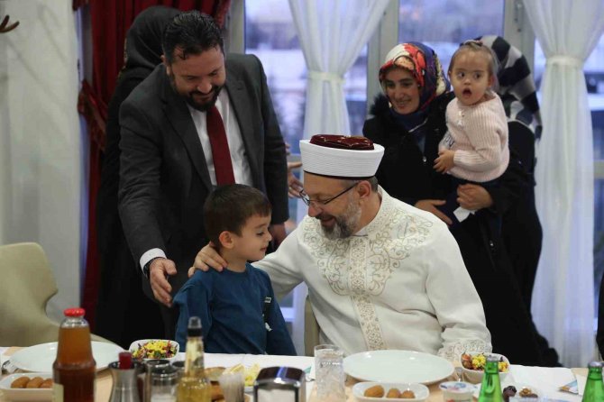 Diyanet İ̇şleri Başkanı Erbaş, Depremzede Vatandaşlarla İftar Sofrasında Buluştu