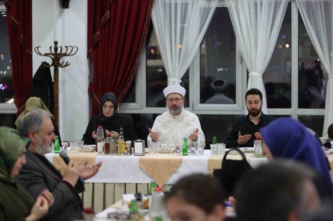 Diyanet İ̇şleri Başkanı Erbaş, Depremzede Vatandaşlarla İftar Sofrasında Buluştu