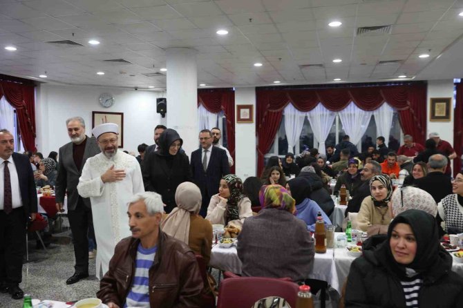 Diyanet İ̇şleri Başkanı Erbaş, Depremzede Vatandaşlarla İftar Sofrasında Buluştu